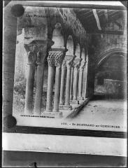 Foto van een postkaart vastgemaakt op een houten bord.