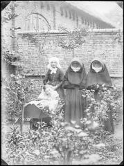 Twee nonnen en twee vrouwen