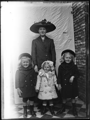 Vrouw met drie kinderen