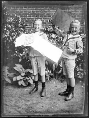 Twee jongens met boeken (albums)