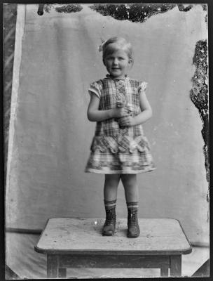 Meisje met bloementuil