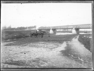 Een brug met een kar en paard.