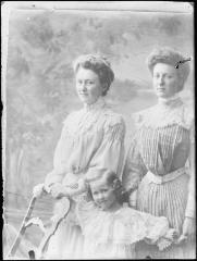 Twee vrouwen en een meisje