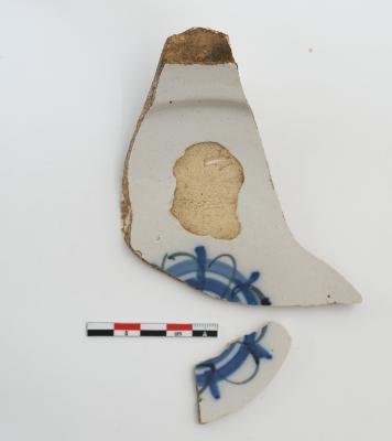 Fragment van een bord in faience