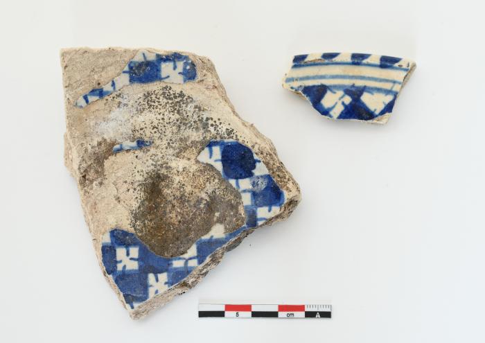 Fragmenten van een bord in majolica met dambordmotief