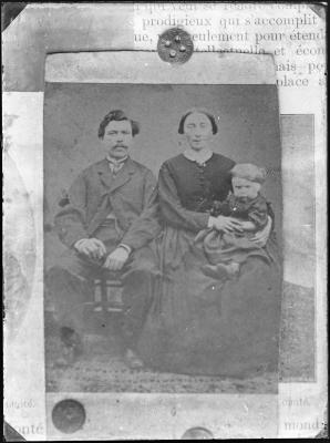 Foto van een zeer oude foto van een familiefoto