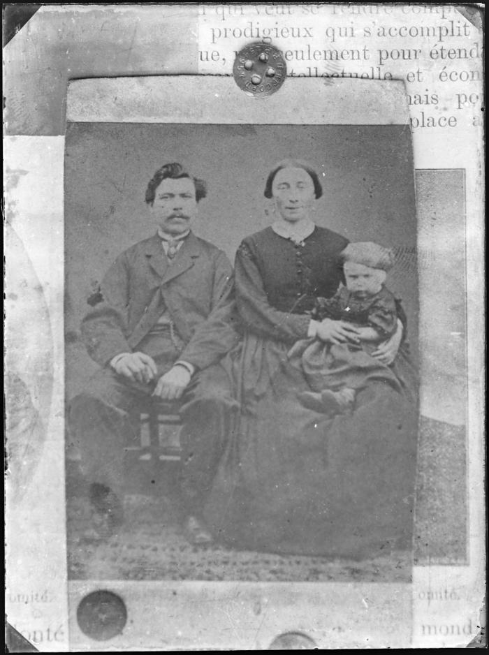 Foto van een zeer oude foto van een familiefoto