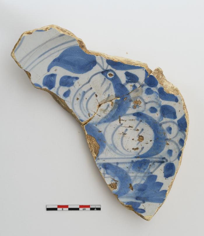 Fragment van een bord in majolica