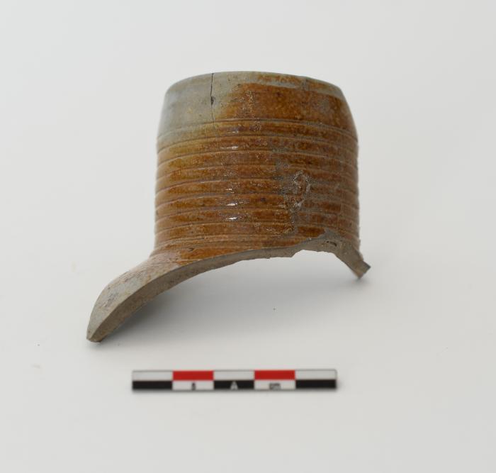 Halsfragment van een kan in steengoed