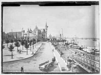 Zicht op de Schelde in Antwerpen met het Steen