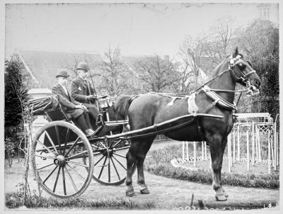 Twee mannen in een koetsje