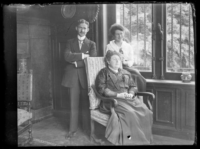 Een paar en een gezeten vrouw in een interieur