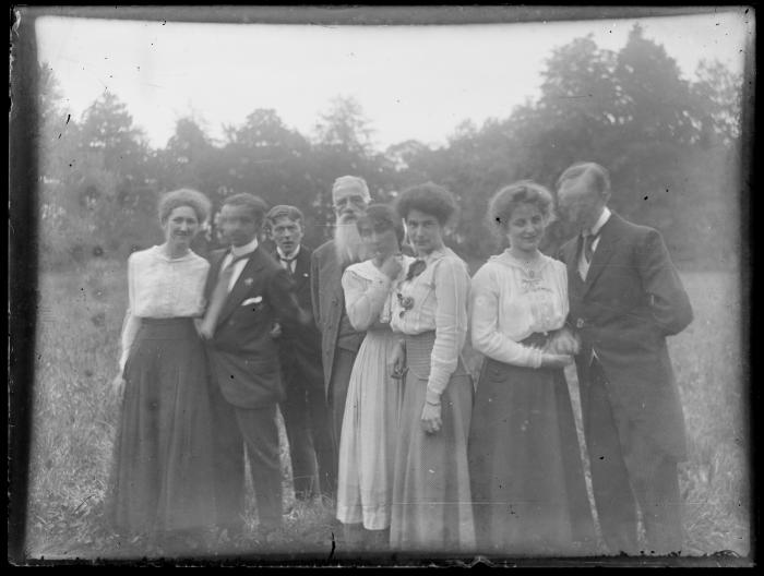 Acht personen in een veld