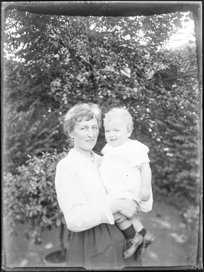 Vrouw met kind op de arm