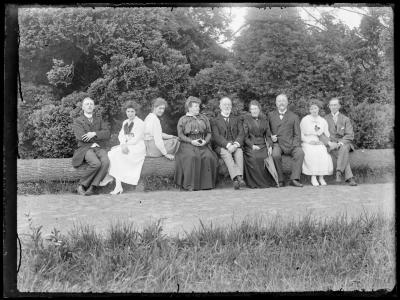 Negen personen gezeten op een boomstronk