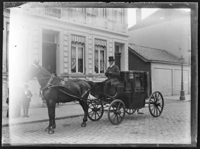 Koets met menner en paard