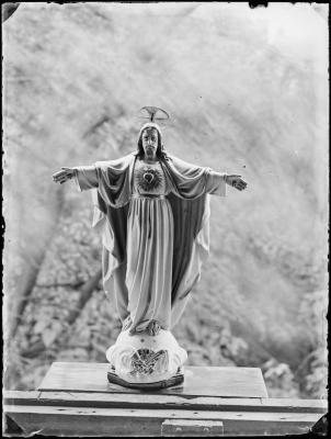 Christusbeeld voor een raam