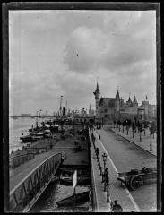 Zicht op de Schelde in Antwerpen met het Steen