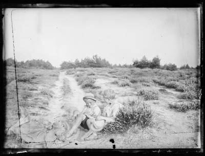 Drie kinderen in een heidelandschap (twee jongens en een meisje)