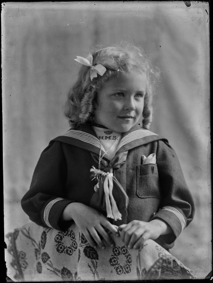 Jongen in matrozenpakje