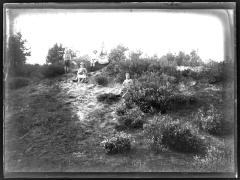 Meisje / jonge vrouw en vijf kinderen op een duin