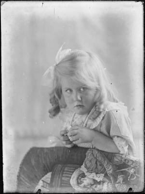 Meisje geknield op een stoel