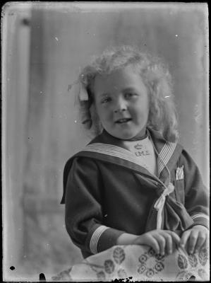 Jongen in matrozenpakje