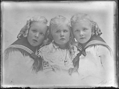 Drie kinderen waarvan twee in matrozenpakje.
