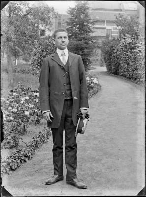 Portret van een man ten voeten uit