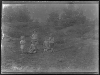 Vijf kinderen op een duinheuvel
