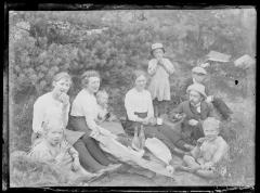 Picknick met drie vrouwen, twee mannen en vier kinderen