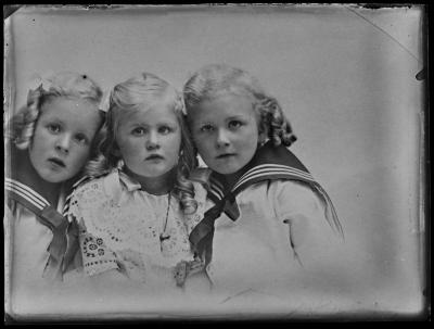 Drie kinderen waarvan twee in matrozenpakje.