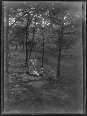 Meisje met vier kinderen gezeten in een bos