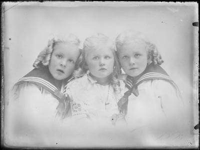 Drie kinderen waarvan twee in matrozenpakje.