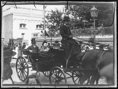 Echtpaar in een koets (gouden huwelijksviering?)