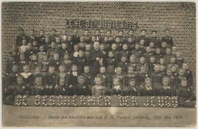Oosthoven. Hulde der kinderen aan den E.H. Pastoor jubilaris, 1888 Mei 1913.
