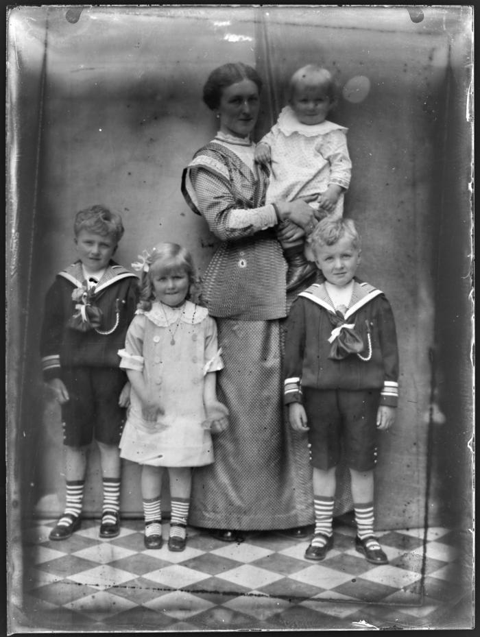 Vrouw en vier kinderen