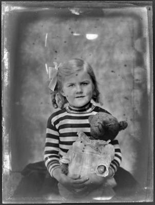 Meisje met speelgoedbeer