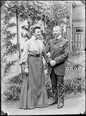 Man en vrouw in een tuin