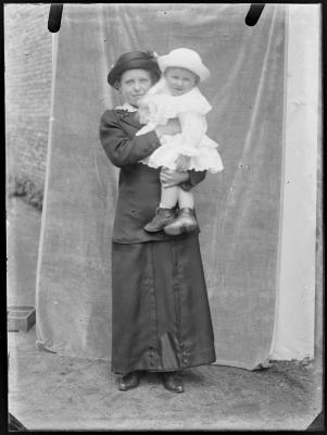 Vrouw met klein kind op de arm