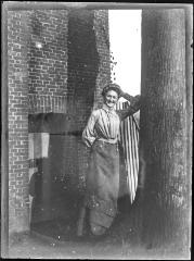 Vrouw leunend tegen een boom