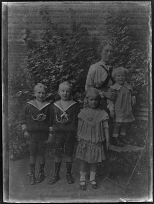 Vrouw en vier kinderen