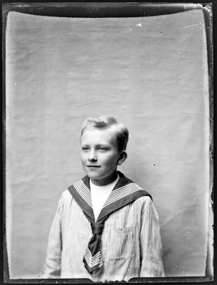 Jongen in matrozenpakje