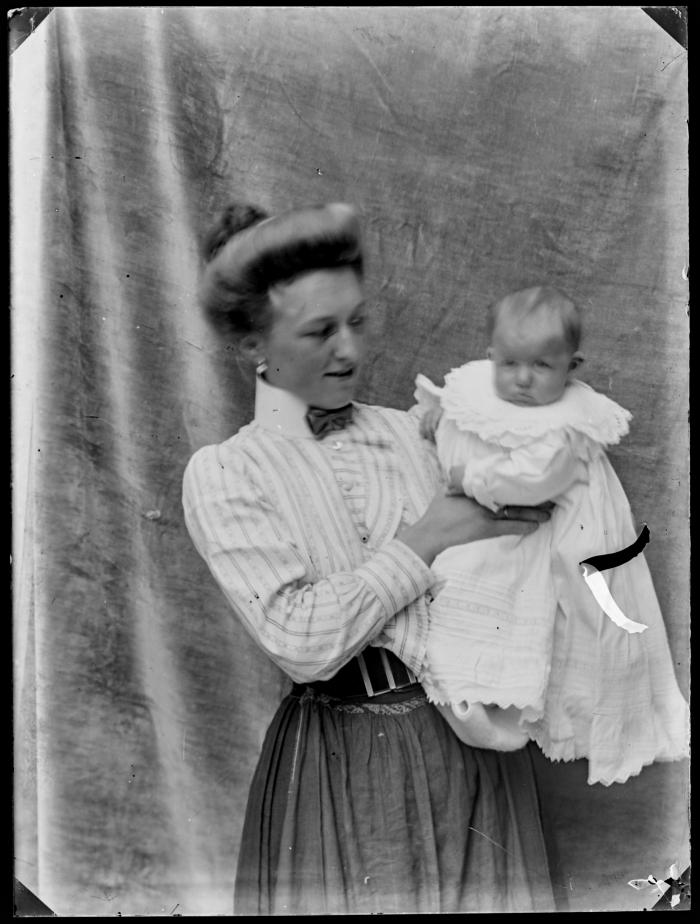 Vrouw met baby op de arm