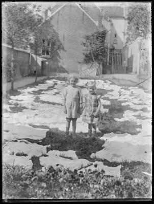 Twee kinderen tussen de was die te bleken ligt