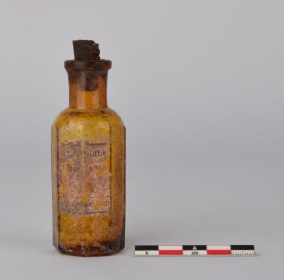 Achthoekig medicijnflesje in bruin glas 