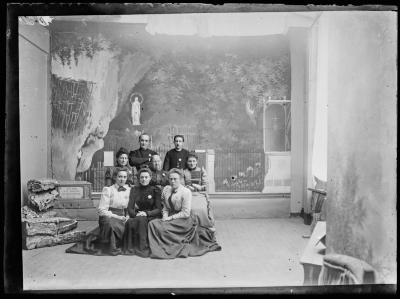 Zes vrouwen en twee geestelijken