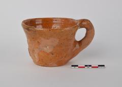 Kop in roodbakkend aardewerk 