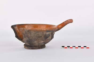 Steelpan in roodbakkend aardewerk 