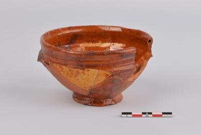 Papkom in roodbakkend aardewerk 